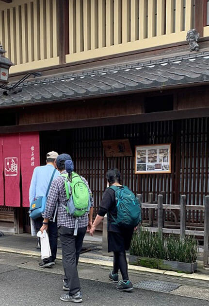 街道を歩く