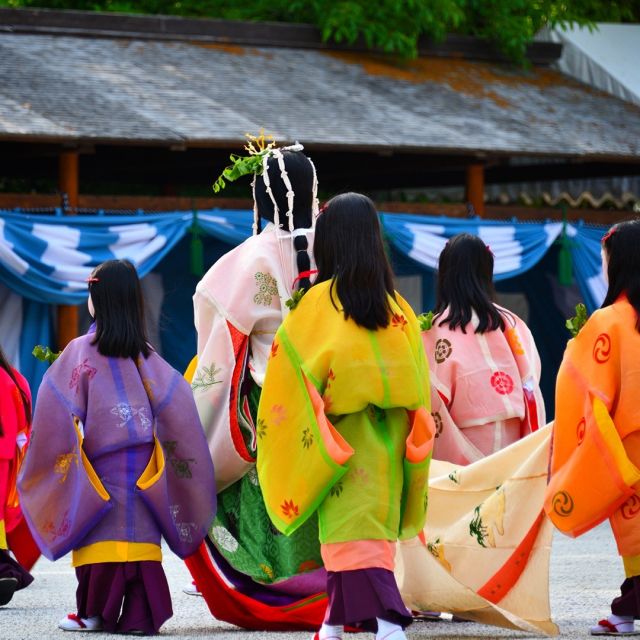 🍀葵祭🍀（あおいまつり）

初夏の恒例行事である葵祭。
今年は4年ぶりの通常開催を予定しています😊

葵祭の歴史は古く、約1400年前に五穀豊穣を祈る祭事として行ったことが起源とされています。弘仁10年（819）には律令制度で最も重要な恒例祭祀に準じて行う国家的行事となりました。

もとは「賀茂祭」と呼ばれていましたが、内裏宸殿の御簾（みす）や牛車、勅使・供奉者の衣冠などに二葉葵を飾ることから葵祭と呼ばれるようになったと言われています。上賀茂神社と下鴨神社で１カ月を通し行われる祭礼のうちの1日を指しています。

枕草子や源氏物語など文学作品にも登場するほど有名で、祇園祭・時代祭とともに京都の三大祭に数えられています。5/15、総勢500名を超える華やかな平安貴族の装束をまとった行列がねり歩く姿は、祭り最大の見どころです✨✨

※お祭り詳細は各公式サイト等でご確認ください。

#葵祭 #京都観光 #日本の伝統文化 #葵祭り #平安貴族 #京都三大祭り #二葉葵 #枕草子 #源氏物語 #平安絵巻 #歴史街道 #賀茂祭 #雅 #日本の歴史 #上賀茂神社 #下鴨神社 #京都御所 #kyotojapan #maturi #rekishikaido