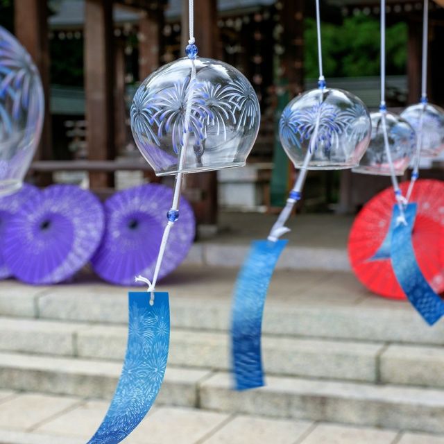 奈良・吉野神宮
桜で有名な吉野山に鎮座する神社で、夏になると風鈴棚が設置されます🎐🎐
風鈴以外で和傘や折り鶴もあり「咲くは笑うにも通じることから花が咲くように皆に笑みがこばれますように」と祈りを込められて奉納されたそうです。
また、手水舎にある折り鶴は、昔、吉野神宮神苑に夫婦鶴の像があったことから代わりに折り鶴が浮かべられています。

境内にはさまざまな場所でハート型を見る事ができますが、これは猪目という日本古来の文様で猪の目に由来して、魔除けや福を招く護符としての意味もあり伝統的な日本建築によく使われています。是非、参拝された際に愛らしいハート型を見つけてください😊

#吉野神宮 #風鈴 #吉野山 #折り鶴 #縁結び #奈良県景観資産 #奈良観光 #猪目 #歴史街道 #夏の風物詩 #涼しい音色