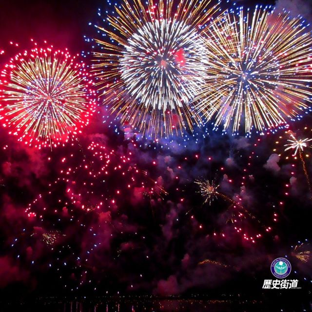 福井県「とうろう流しと大花火大会」

福井県敦賀市「気比の松原海岸」で毎年行われる「とうろう流しと大花火大会」約6,000個の灯籠が流れ、13,000発の花火が打ち上げられます。
日本海側では最大級の花火大会となり、水上・水中花火など種類豊富で楽しめます。昭和25年（1950）から送り火が始まり、今年は5年ぶりの開催となります。

幻想的な灯篭と美しい花火で色鮮やかな日本の風景を是非ご覧ください。

令和5年8月16日（水）
とうろう流し　午後6時30分～
花火大会　　　午後7時30分～　※荒天中止、小雨決行

敦賀観光案内所　0770-21-8686

#福井県観光 #とうろう流しと大花火大会 #福井県敦賀市 #気比の松原 #日本の風景 #花火大会