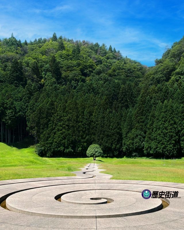 宇陀山上公園芸術の村

奈良県宇陀市の室生寺から山を登った先にある山上公園芸術の村。約7.8haの広大な敷地には、自然溢れるアート空間が広がります‼️

環境芸術家が携わり、宇陀の自然と人が共存する美術館「森の回廊計画」を立ち上げ、平成18年（2006）に地域とアートを融合する「室生山上公演芸術の森」が完成しました。
🍀🍀🍀

螺旋の水路、第二の島、太陽の道。波型の土盛りなど12の様々なオブジェが並び、現代アートを楽しむことができます。また、自然と融合する作品は撮影スポットとしてもお楽しみいただけますので、是非カメラ持参でゆったりお過ごしください😊

#宇陀山上公園芸術の森 #宇陀市 #芸術の森 #歴史街道 #奈良観光 #フォトジェニック #アート作品 #日本の景色 #宇陀 #螺旋の水路 #森の回廊 #奈良県景観資産